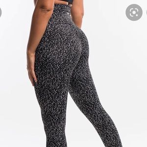 Echt leggings- Essentia Scrunch leggings black dot